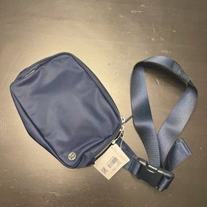 BNWT Navy Lululemon 2L Everywhere Belt Bag - Large